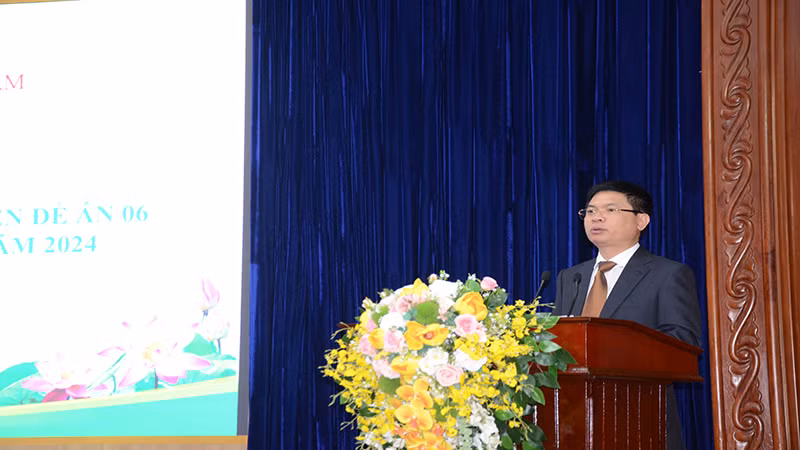 Đồng chí Trương Quốc Huy, Chủ tịch Ủy ban nhân dân tỉnh Hà Nam, phát biểu chỉ đạo tại hội nghị.