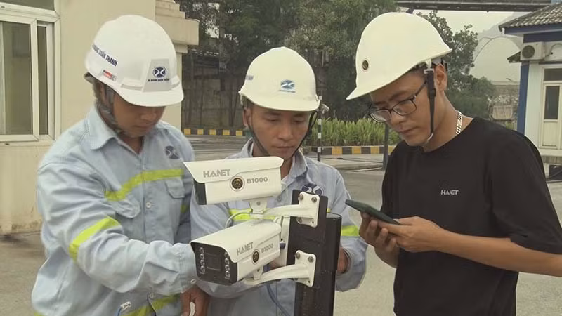 Công nhân công ty Xi-măng Xuân Thành ứng dụng VNeID kiểm soát an ninh và chấm công tại doanh nghiệp.