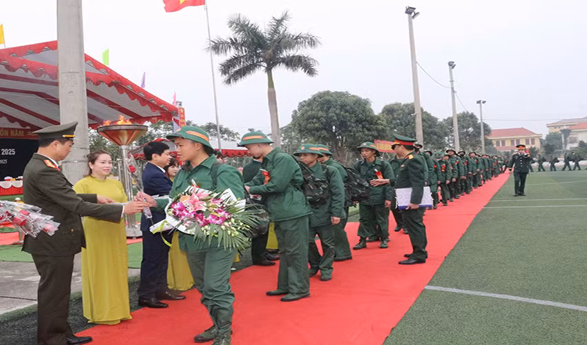 Đồng chí Chủ tịch UBND tỉnh Trương Quốc Huy tặng hoa chúc mừng tân binh.