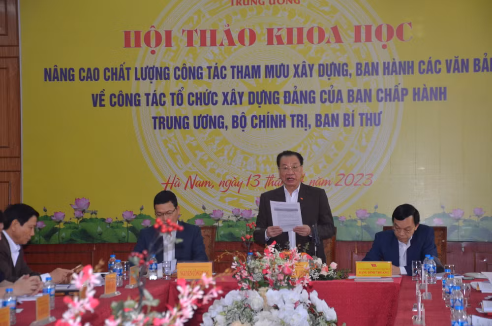 GS, TS Phùng Hữu Phú, Chủ tịch Hội đồng khoa học các cơ quan Đảng Trung ương phát biểu tại Hội thảo. GS, TS Phùng Hữu Phú, Chủ tịch Hội đồng khoa học các cơ quan Đảng Trung ương phát biểu tại Hội thảo.