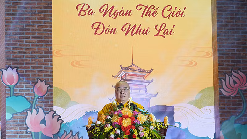 Hòa thượng Thích Thanh Nhiễu, Phó Chủ tịch Thường trực Hội đồng trị sự Giáo hội Phật giáo Việt Nam, trụ trì chùa Tam Chúc đọc thông điệp của Đại lễ Phật Đản 2024 đến tất cả các cấp giáo hội, tăng ni, phật tử.