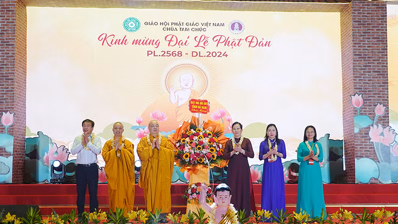 Các đồng chí Thường trực Tỉnh ủy, Ủy ban Mặt trận Tổ quốc tỉnh Hà Nam tặng hoa chúc mừng Hòa thượng trụ trì Chùa Tam Chúc, cùng toàn thể tăng, ni, phật tử nhân Đại lễ Phật đản.