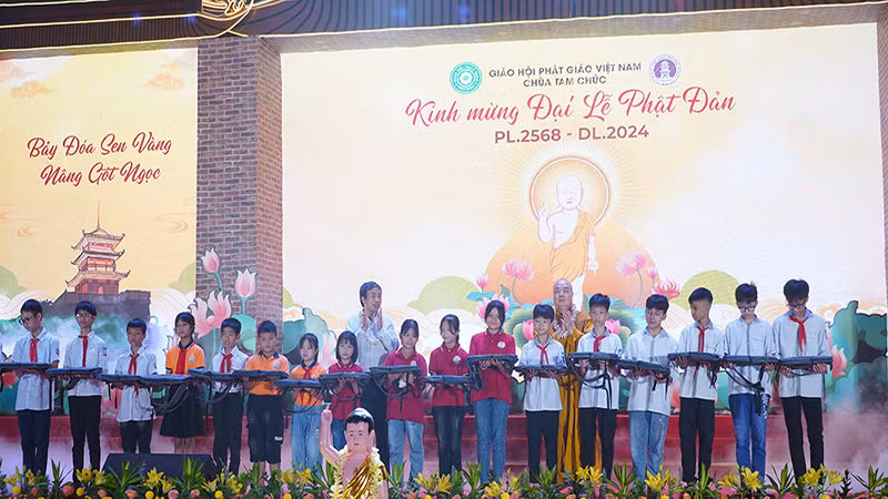 Chùa Tam Chúc tặng quà cho các học sinh có hoàn cảnh khó khăn của huyện thị trấn Ba Sao vượt khó, vươn lên trong học tập.
