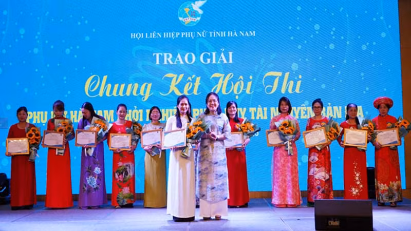 Ban tổ chức trao giải cho dự án đạt giải.