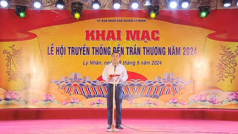 Đồng chí Nguyễn Đức Nhương, Chủ tịch Ủy ban nhân dân huyện Lý Nhân khai mạc lễ hội truyền thống đền Trần Thương năm 2024.