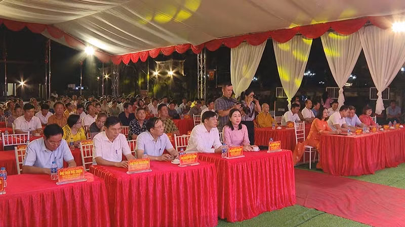 Các đại biểu và nhân dân, du khách thập phương dự lễ khai mạc.