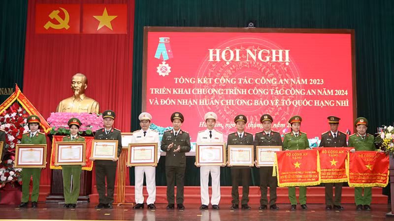 Trung tướng Lê Văn Tuyến, Thứ trưởng Công an trao Cờ thi đua xuất sắc và Bằng khen của Bộ trưởng Bộ Công an cho các tập thể, cá nhân có thành tích xuất sắc trong năm 2023.