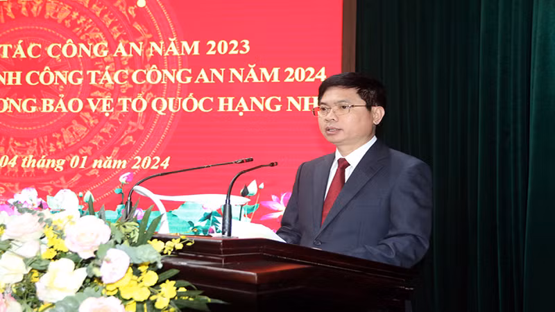 Đồng chí Trương Quốc Huy, Phó Bí thư Tỉnh ủy, Chủ tịch Ủy ban nhân dân tỉnh Hà Nam phát biểu tại Hội nghị.