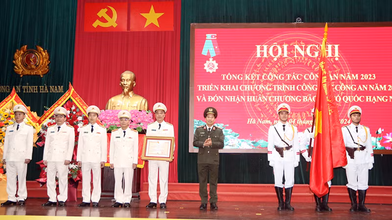 Thừa ủy quyền Chủ tịch nước, Trung tướng Lê Văn Tuyến, Thứ trưởng Công an trao tặng Huân chương bảo vệ Tổ quốc hạng Nhì cho Công an tỉnh Hà Nam.