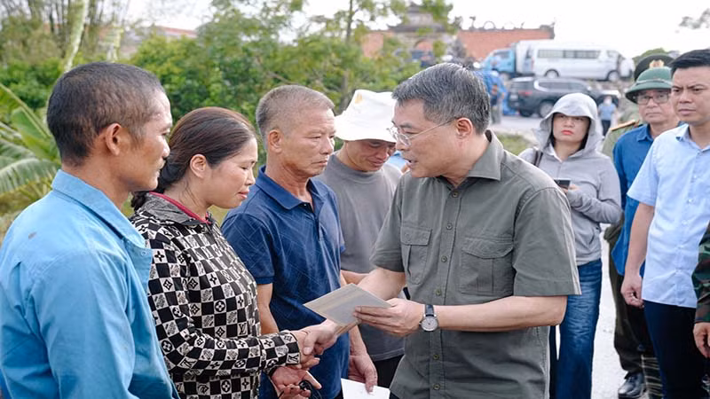 Đồng chí Trưởng Ban Tổ chức Trung ương trao quà, động viên các gia đình bị thiệt hại do mưa lũ gây ra. Đồng chí Trưởng Ban Tổ chức Trung ương trao quà, động viên các gia đình bị thiệt hại do mưa lũ gây ra.