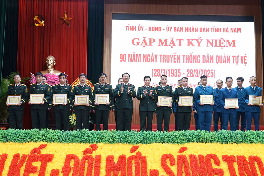 Các đồng chí lãnh đạo Bộ Chỉ huy quân sự tỉnh trao tặng Giấy khen của Bộ Chỉ huy quân sự tỉnh cho tập thể, cá nhân có thành tích xuất sắc trong công tác dân quân tự vệ.