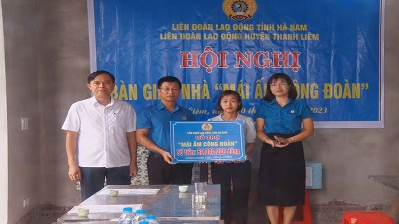 Đại diện lãnh đạo Liên đoàn Lao động tỉnh Hà Nam và huyện Thanh Liêm trao kinh phí hỗ trợ "Mái ấm Công đoàn" cho đoàn viên. Đại diện lãnh đạo Liên đoàn Lao động tỉnh Hà Nam và huyện Thanh Liêm trao kinh phí hỗ trợ "Mái ấm Công đoàn" cho đoàn viên.