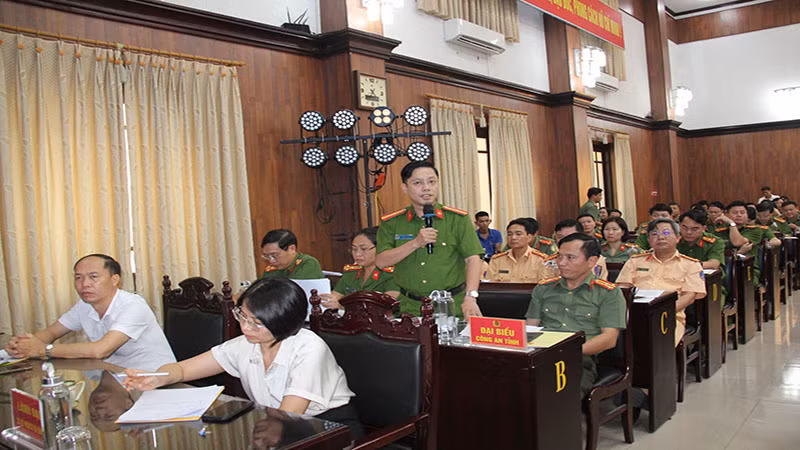 Đại diện lãnh đạo các phòng Công an tỉnh Hà Nam trao đổi các ý kiến với đại diện các doanh nghiệp tại hội nghị đối thoại.