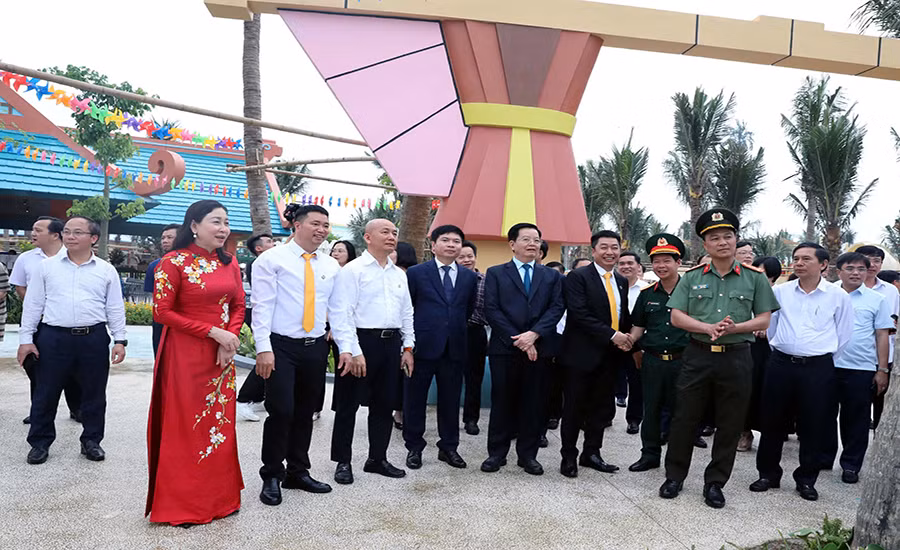 Các đại biểu tham quan khuôn viên Sun World Hà Nam. Các đại biểu tham quan khuôn viên Sun World Hà Nam.