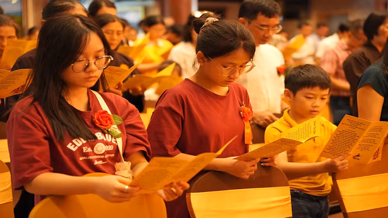 Nhiều bạn trẻ tích cực tham gia pháp hội.