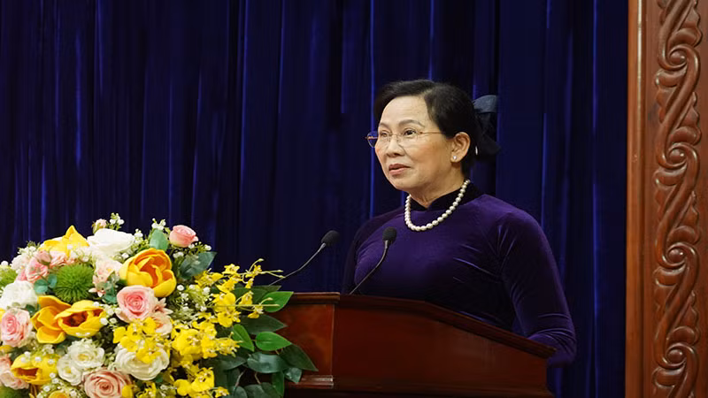 Đồng chí Lê Thị Thủy, Ủy viên Trung ương Đảng, Bí thư Tỉnh ủy, Chủ tịch Hội đồng nhân dân tỉnh Hà Nam phát biểu kết luận hội nghị.