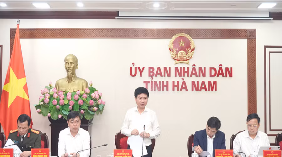 Đồng chí Trương Quốc Huy, Bí thư Tỉnh ủy, Chủ tịch Ủy ban nhân dân tỉnh, Trưởng đoàn đại biểu Quốc hội tỉnh Hà Nam phát biểu tại hội nghị.