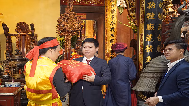 Các đồng chí lãnh đạo tỉnh Hà Nam trao các túi lương đã được lễ trong mật cung về các đội làm nhiệm vụ phát lương để phát cho du khách và nhân dân về dự lễ. Các đồng chí lãnh đạo tỉnh Hà Nam trao các túi lương đã được lễ trong mật cung về các đội làm nhiệm vụ phát lương để phát cho du khách và nhân dân về dự lễ.