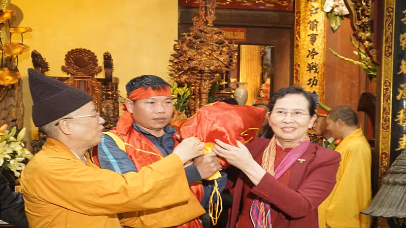 Các đồng chí lãnh đạo tỉnh Hà Nam trao các túi lương đã được lễ trong mật cung về các đội làm nhiệm vụ phát lương để phát cho du khách và nhân dân về dự lễ. Các đồng chí lãnh đạo tỉnh Hà Nam trao các túi lương đã được lễ trong mật cung về các đội làm nhiệm vụ phát lương để phát cho du khách và nhân dân về dự lễ.