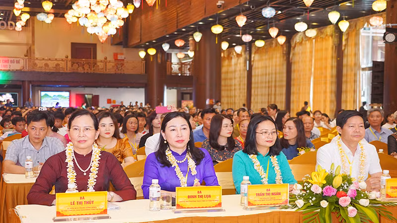 Các đồng chí Thường trực Tỉnh ủy và lãnh đạo các ban, ngành dự buổi lễ.