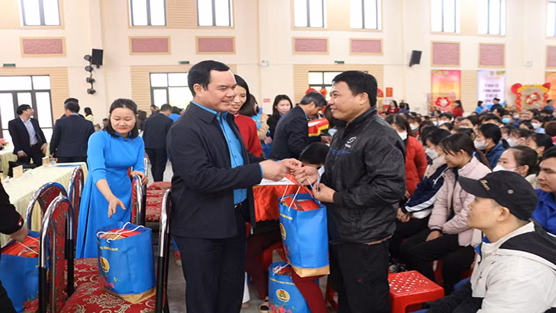 Chủ tịch Tổng Liên đoàn Lao động Việt Nam tặng quà người lao động tỉnh Hà Nam.