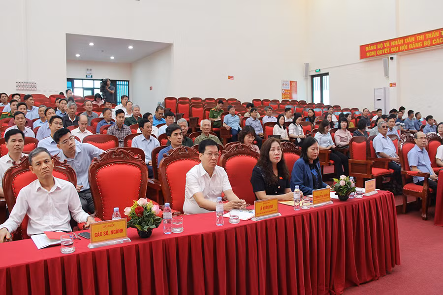 Các đại biểu dự hội nghị tiếp xúc cử tri tại huyện Bình Lục. Các đại biểu dự hội nghị tiếp xúc cử tri tại huyện Bình Lục.