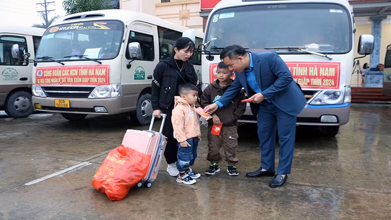 Lãnh đạo Liên đoàn Lao động tỉnh Hà Nam thăm hỏi, tặng quà các gia đình công nhân ở xa về quê đón Tết. Lãnh đạo Liên đoàn Lao động tỉnh Hà Nam thăm hỏi, tặng quà các gia đình công nhân ở xa về quê đón Tết.