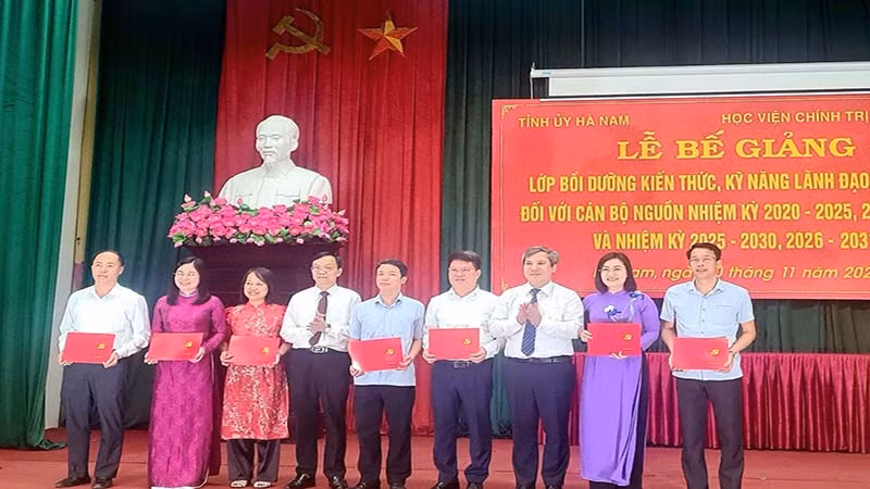 Các đồng chí lãnh đạo tỉnh Hà Nam và Học viện Chính trị quốc gia Hồ Chí Minh trao Giấy chứng nhận hoàn thành khóa học cho các học viên.