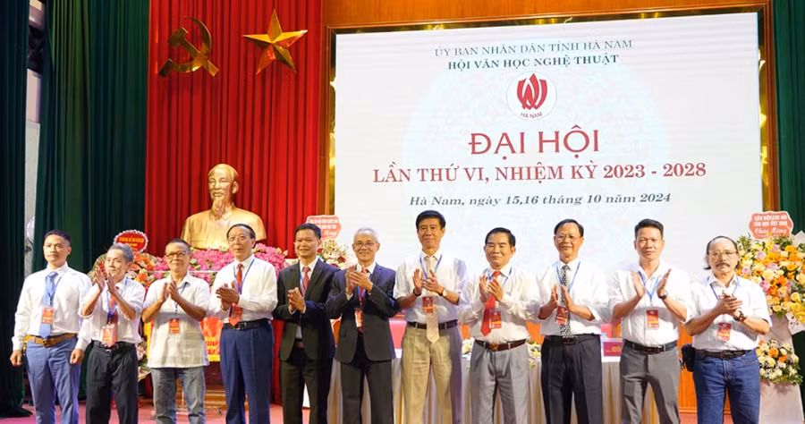 Ban Chấp hành Hội Văn học nghệ thuật tỉnh khóa VI, nhiệm kỳ 2023-2028 ra mắt đại hội.