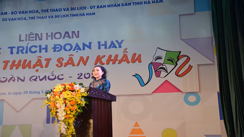Nghệ sĩ nhân dân Trịnh Thúy Mùi, Chủ tịch Hội Nghệ sĩ Sân khấu Việt Nam, phát biểu bế mạc Liên hoan.
