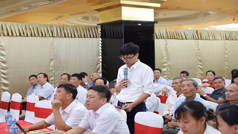 Anh Nguyễn Tiến Đạt, đại diện các hộ chăn nuôi phát biểu ý kiến tại diễn đàn. Anh Nguyễn Tiến Đạt, đại diện các hộ chăn nuôi phát biểu ý kiến tại diễn đàn.