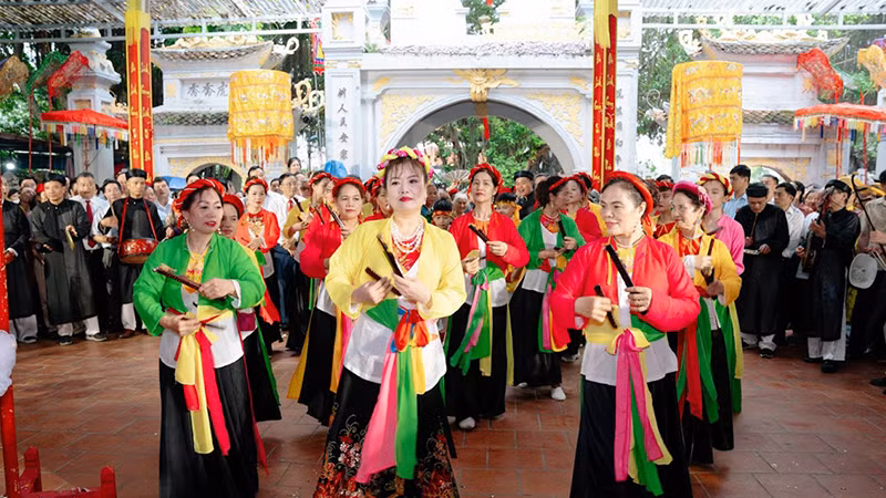 Đông đảo du khách thập phương và nhân dân về dự Lễ hội Đền Lảnh Giang.