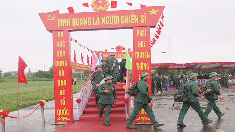 Các thanh niên bước lên cầu vinh quang hăng hái về đơn vị nhận nhiệm vụ.