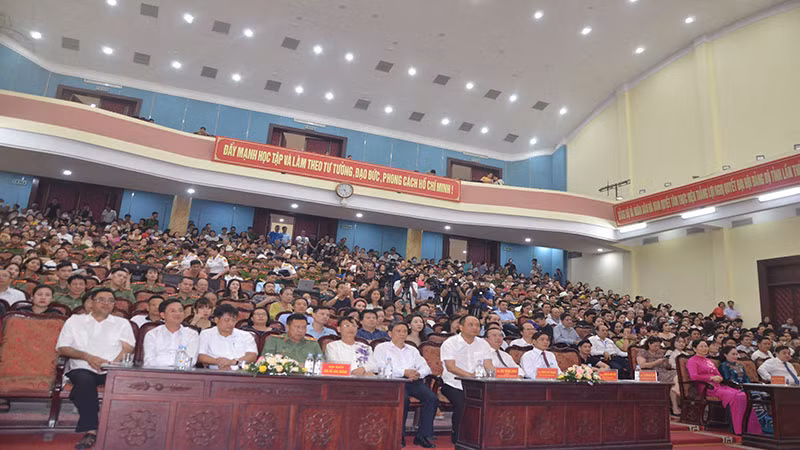 Các đại biểu dự Lễ bế mạc Liên hoan.