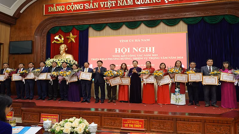 Các tập thể có thành tích xuất sắc trong công tác xây dựng Đảng được Ban Thường vụ Tỉnh ủy Hà Nam khen thưởng.