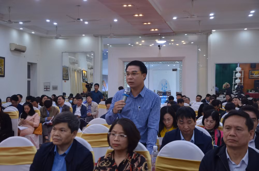 Đại biểu phát biểu tham gia ý kiến vào Luật đất đai (sửa đổi). Đại biểu phát biểu tham gia ý kiến vào Luật đất đai (sửa đổi).