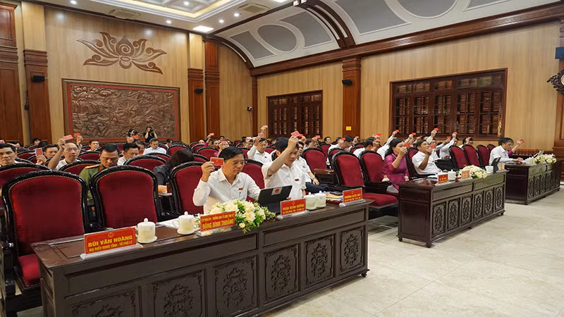 Các đại biểu HĐND tỉnh Hà Nam biểu quyết thông qua 2 Nghị quyết của kỳ họp. Các đại biểu HĐND tỉnh Hà Nam biểu quyết thông qua 2 Nghị quyết của kỳ họp.