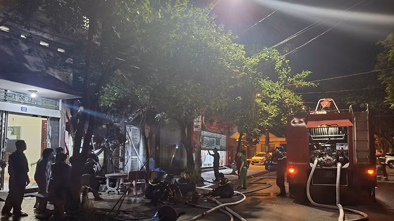 Các lực lượng chức năng khẩn trương dập lửa. Các lực lượng chức năng khẩn trương dập lửa.