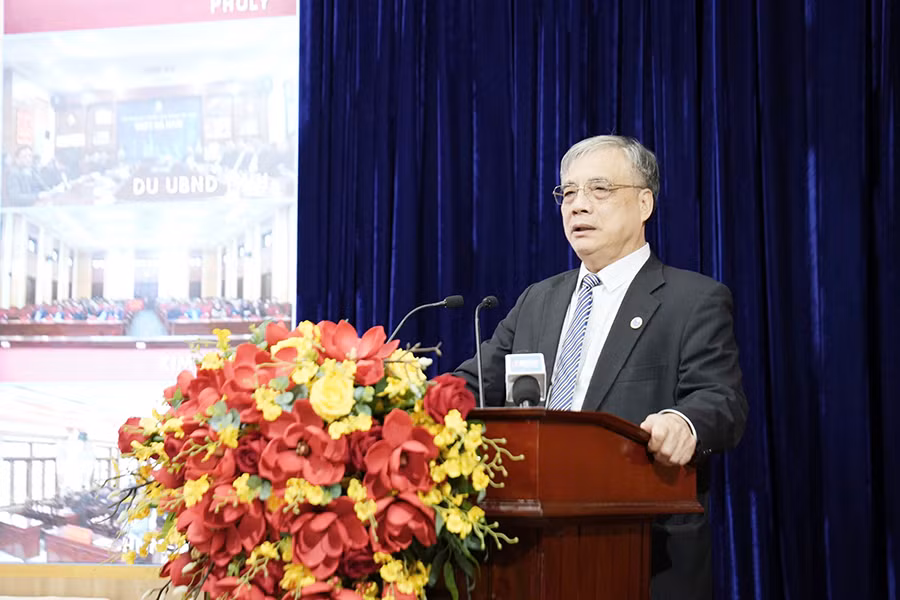 Phó Giáo sư, Tiến sĩ Trần Đình Thiên, nguyên Viện trưởng Viện Kinh tế Việt Nam, truyền đạt nội dung Chuyên đề đột phá phát triển khoa học, công nghệ, đổi mới sáng tạo và chuyển đổi số quốc gia.