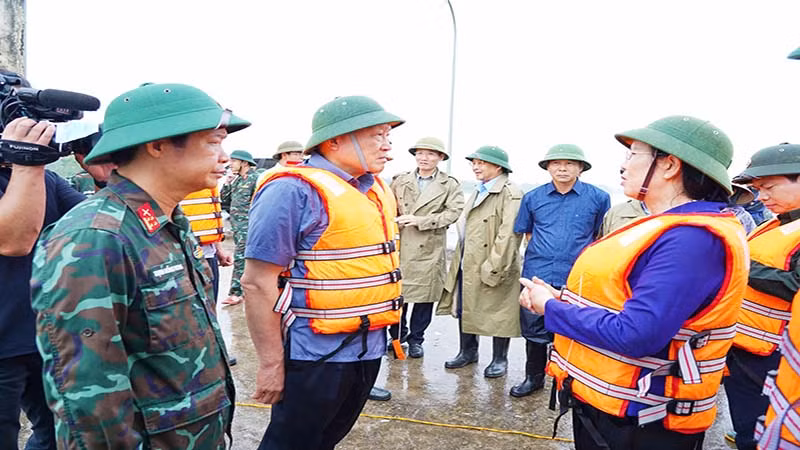 Đồng chí Lê Thị Thủy, Ủy viên Trung ương Đảng, Bí Thư Tỉnh ủy Hà Nam báo cáo nhanh công tác phòng chống và khắc phục tình hình mưa lũ trên địa bàn. Đồng chí Lê Thị Thủy, Ủy viên Trung ương Đảng, Bí Thư Tỉnh ủy Hà Nam báo cáo nhanh công tác phòng chống và khắc phục tình hình mưa lũ trên địa bàn.