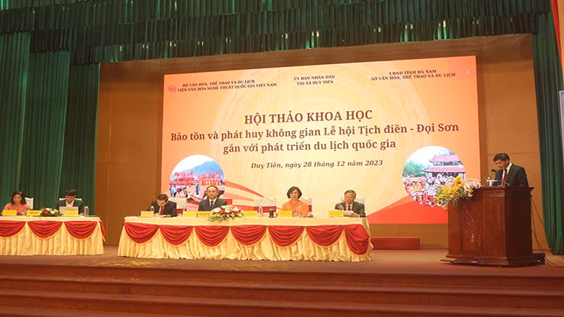 Các đồng chí chủ trì hội thảo.