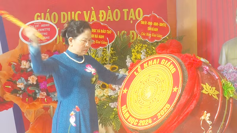 Đồng chí Lê Thị Thủy, Ủy viên Trung ương Đảng, Bí Thư tỉnh ủy Hà Nam. Đồng chí Lê Thị Thủy, Ủy viên Trung ương Đảng, Bí Thư tỉnh ủy Hà Nam.