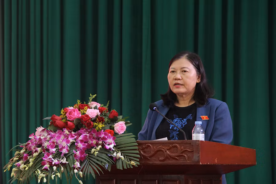 Đồng chí Lê Thị Nga, Ủy viên Trung ương Đảng, Ủy viên Ủy ban Thường vụ Quốc hội, Phó Chủ nhiệm Thường trực Ủy ban Dân nguyện và Giám sát của Quốc hội phát biểu tiếp thu ý kiến cử tri tại hội nghị. Đồng chí Lê Thị Nga, Ủy viên Trung ương Đảng, Ủy viên Ủy ban Thường vụ Quốc hội, Phó Chủ nhiệm Thường trực Ủy ban Dân nguyện và Giám sát của Quốc hội phát biểu tiếp thu ý kiến cử tri tại hội nghị.