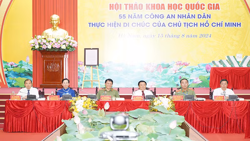 Đoàn Chủ tịch Hội thảo.