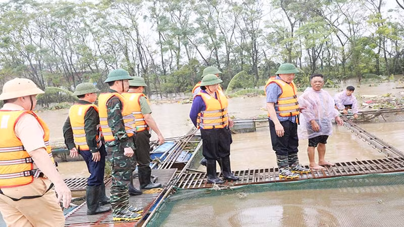 Phó Thủ tướng Thường trực Chính phủ Nguyễn Hòa Bình kiểm tra, động viên, thăm hỏi các gia đình nuôi thủy sản tại thị xã Duy Tiên. Phó Thủ tướng Thường trực Chính phủ Nguyễn Hòa Bình kiểm tra, động viên, thăm hỏi các gia đình nuôi thủy sản tại thị xã Duy Tiên.