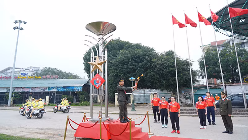 Đại tá Tô Anh Dũng, Giám đốc Công an tỉnh thực hiện nghi thức thắp đuốc Đại hội khỏe "Vì an ninh Tổ quốc" Công an tỉnh Hà Nam năm 2024. Đại tá Tô Anh Dũng, Giám đốc Công an tỉnh thực hiện nghi thức thắp đuốc Đại hội khỏe "Vì an ninh Tổ quốc" Công an tỉnh Hà Nam năm 2024.