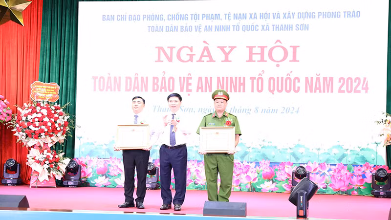 Đồng chí Chủ tịch UBND tỉnh Trương Quốc Huy trao Bằng khen cho các tập thể và cá nhân vì đã có thành tích xuất sắc trong tham gia các hoạt động Ngày hội toàn dân bảo vệ an ninh Tổ quốc. Đồng chí Chủ tịch UBND tỉnh Trương Quốc Huy trao Bằng khen cho các tập thể và cá nhân vì đã có thành tích xuất sắc trong tham gia các hoạt động Ngày hội toàn dân bảo vệ an ninh Tổ quốc.