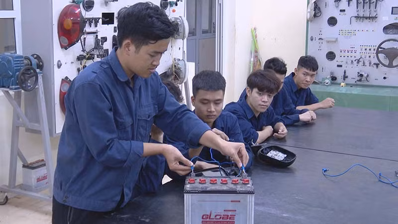 Giờ học thực hành của học sinh trường Cao đẳng nghề Hà Nam.