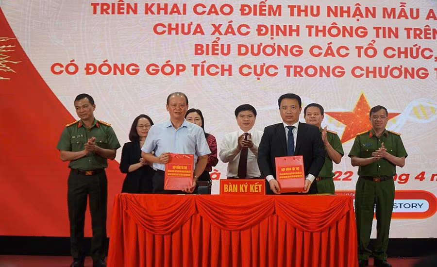 Các đồng chí lãnh đạo tỉnh Hà Nam, Bộ Công an và Công an tỉnh Hà Nam chứng kiến ký cam kết tài trợ của các đơn vị cho chương trình.