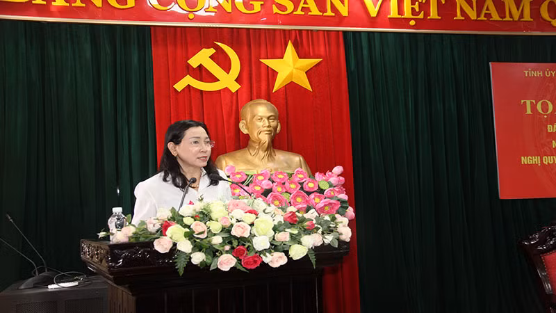 Đồng chí Đinh Thị Lụa, Phó Bí thư Thường trực Tỉnh ủy Hà Nam phát biểu khai mạc Tọa đàm.